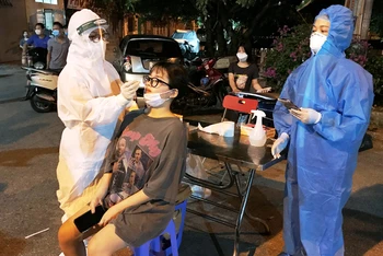 Nhân viên y tế lấy mẫu xét nghiệm tại Hà Nội.