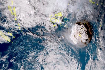 Hình ảnh khu vực núi lửa phun trào tại Tonga, ngày 15/1, do vệ tinh quan sát thời tiết Himawari-8 của Nhật Bản cung cấp.
