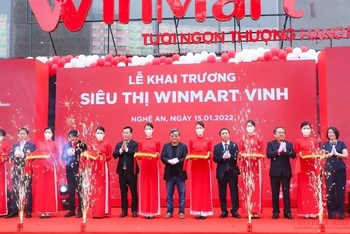 Lãnh đạo tỉnh Nghệ An và Tập đoàn Masan cắt băng khai trương siêu thị WinMart Vinh. (Ảnh: THÀNH CHÂU)