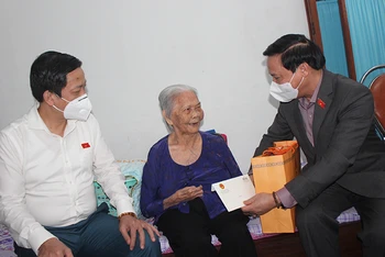 Phó Chủ tịch Quốc hội thăm, tặng quà và chúc Tết Mẹ Việt Nam Anh hùng Đặng Thị Bích. (Ảnh: VĂN GIANG)
