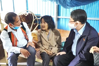 Phó Chủ tịch Quốc hội Nguyễn Đức Hải đến thăm và tặng quà người dân xã Trà Văn A (xã Phước Kim).