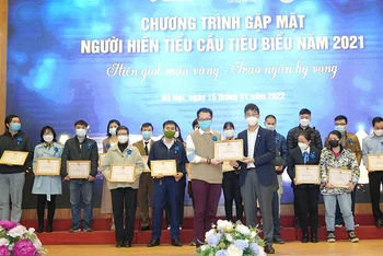 TS, BS Trần Ngọc Quế, Phó Giám đốc phụ trách Trung tâm máu Quốc gia tặng bằng khen cho những người hiến tiểu cầu tiêu biểu. 