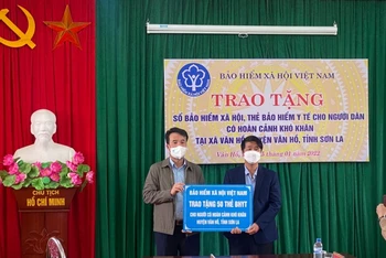 Đại diện huyện Vân Hồ thay mặt 50 người có hoàn cảnh khó khăn nhận thẻ bảo hiểm y tế từ Tổng Giám đốc Bảo hiểm xã hội Việt Nam.