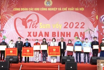 Phó Chủ tịch Liên đoàn Lao động thành phố Hà Nội Lê Đình Hùng và Trưởng ban Ban Khu Công nghiệp và Chế xuất Hà Nội Lê Quang Long trao phần thưởng tặng các tập thể.
