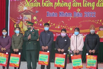 Đại diện lãnh đạo Bộ Chỉ huy Bộ đội Biên phòng tỉnh Lạng Sơn tặng quà cho hộ chính sách, hộ nghèo xã Tú Mịch (Lộc Bình).