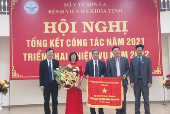 Bệnh viện Đa khoa tỉnh Sơn La đón nhận Cờ thi đua của Thủ tướng Chính phủ.