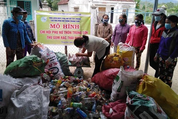 Hội viên phụ nữ xã Tây Thuận, huyện Tây Sơn (Bình Ðịnh) thu gom rác thải nhựa gây quỹ tặng học sinh nghèo. Ảnh: TRÚC LY
