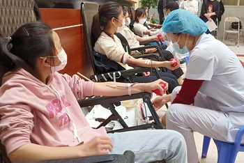 Sinh viên Trường Đại học Y Dược Thái Bình tham gia hiến máu tình nguyện.