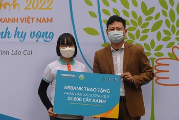 Đại diện ABBANK trao tặng cây xanh cho người dân và chính quyền xã Dương Quỳ.