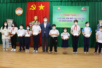 Đại diện nhà tài trợ trao quà cho các em mồ côi cha, mẹ tại TP Biên Hòa (Đồng Nai).