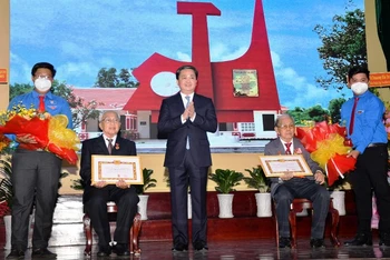 Bí thư Tỉnh ủy Bến Tre Lê Đức Thọ trao huy hiệu 70 năm tuổi Đảng tặng các  đảng viên.