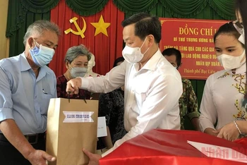Phó Thủ tướng Lê Minh Khái trao tặng quà cho các gia đình chính sách, hộ nghèo tại TP Bạc Liêu, tỉnh Bạc Liêu.