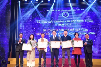Phó Thủ tướng Vũ Đức Đam và nhạc sỹ Đỗ Hồng Quân, Chủ tịch Liên hiệp các Hội Văn học nghệ thuật Việt Nam, trao giải thưởng cho tác giả xuất sắc của Hội Văn học nghệ thuật chuyên ngành Trung ương. Ảnh: TTXVN