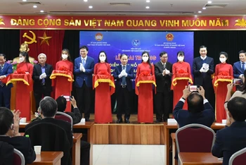 Các đại biểu cắt băng khai trương Diễn đàn hỗ trợ đầu tư cho người Việt Nam ở nước ngoài. Ảnh: dangcongsan.vn