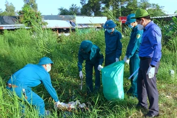 Chính quyền, đoàn thể và nhân dân trên địa bàn TP Cà Mau hưởng ứng dọn vệ sinh môi trường ngay sau lễ phát động.