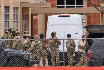 Các thành viên SWAT triển khai gần giáo đường Do Thái ở Colleyville, Texas. (Nguồn: AFP)