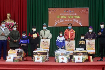 Trao quà cho 8 gia đình tại xã Ngọc Châu, huyện Tân Yên, tỉnh Bắc Giang.