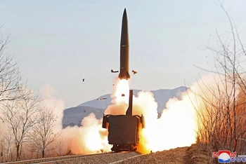 Hình ảnh do Hãng thông tấn Trung ương Triều Tiên công bố ngày 14/1: Một tên lửa được phóng từ hệ thống đường sắt trong cuộc diễn tập tại tỉnh Bắc Pyongan của Triều Tiên. (Ảnh: AFP/TTXVN)