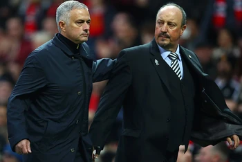 Jose Mourinho và Rafa Benitez khi cùng chung sân khấu Premier League. (Ảnh: FootballLondon)   