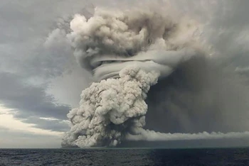 Tro bụi bốc lên sau một vụ phun trào núi lửa tại Nam Thái Bình Dương. (Ảnh: Reuters)