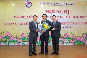 Đồng chí Lê Quốc Minh và đồng chí Nguyễn Đức Lợi tặng hoa đồng chí Thuận Hữu tại lễ bàn giao nhiệm vụ.
