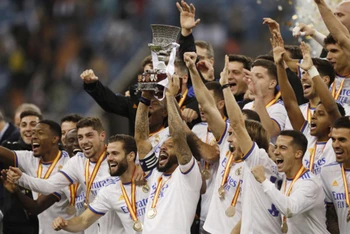 Real Madrid lần thứ 12 nâng cao Siêu cúp Tây Ban Nha. (Ảnh: SSC)