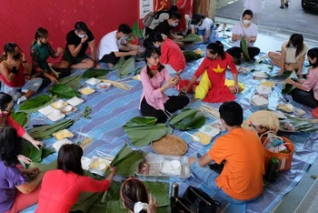 Cuộc thi gói bánh chưng thu hút sự tham gia nhiệt tình của cả người Việt và một số bạn bè người nước ngoài tại Singapore. (Ảnh: TTXVN)