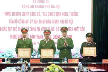 Trung tướng Nguyễn Duy Ngọc trao Bằng khen của Bộ trưởng Công an cho các tập thể có thành tích xuất sắc.