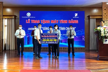 Giám đốc Sở Giáo dục và Đào tạo tỉnh Đồng Nai Trương Thị Kim Huệ (bên phải) tiếp nhận thiết bị từ đại diện VNPT.