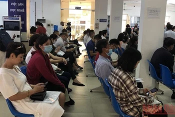 Người lao động làm thủ tục nhận trợ cấp thất nghiệp tại Trung tâm dịch vụ việc làm Hà Nội.