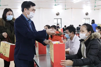 Ông Bùi Xuân Vinh, Chủ tịch Liên đoàn Lao động tỉnh Thái Bình trao quà Tết cho công nhân tại Khu công nghiệp Phúc Khánh.