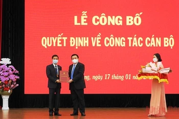 Trao Quyết định bổ nhiệm Giám đốc Học viện Chính trị Khu vực 3 cho PGS, TS Đoàn Triệu Long.