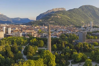 Một góc thành phố Grenoble của Pháp. (Nguồn: Grenoble-tourisme.com/TTXVN)