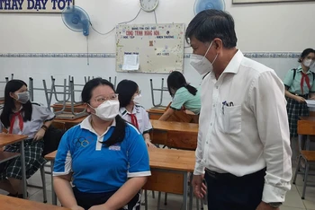 Giám đốc Sở Giáo dục và Đào tạo TP Hồ Chí Minh Nguyễn Văn Hiếu kiểm tra công tác phòng, chống dịch Covid-19 tại Trường THCS Lý Phong, quận 5. 