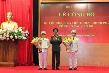 Bộ trưởng Công an Tô Lâm trao Quyết định bổ nhiệm chức vụ Thứ trưởng Công an đối với Thiếu tướng Lê Văn Tuyến và Thiếu tướng Nguyễn Văn Long.