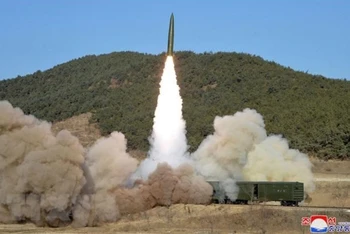 Tên lửa được phóng thử nghiệm trong cuộc diễn tập của trung đoàn tên lửa đường sắt Triều Tiên tại tỉnh Bắc Pyongan. (Ảnh: AFP/TTXVN)