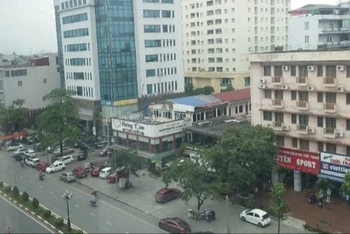 Ô-tô đỗ trên vỉa hè đường Hoàng Văn Thụ, thành phố Thái Nguyên.