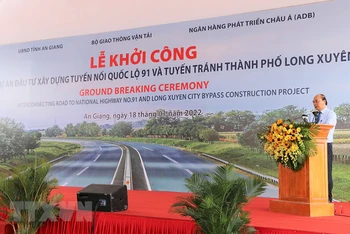 Chủ tịch nước Nguyễn Xuân Phúc phát biểu tại lễ khởi công dự án xây dựng tuyến nối Quốc lộ 91 và tuyến tránh thành phố Long Xuyên. (Ảnh: Công Mạo/TTXVN)