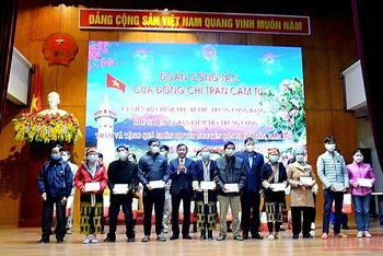 Đồng chí Nguyễn Cẩm Tú thăm hỏi và tặng quà Tết cho các hộ nghèo, đồng bào dân tộc có hoàn cảnh khó khăn, tại huyện biên giới Bát Xát (Lào Cai).