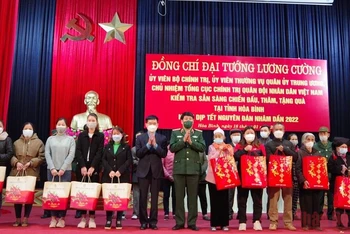 Đồng chí Lương Cường (giữa) tặng quà Tết cho các gia đình chính sách tỉnh Hòa Bình.