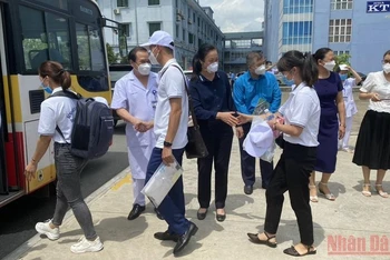 Chủ tịch Công đoàn y tế Việt Nam Phạm Thanh Bình dự lễ đổi quân và động viên chia tay cán bộ y tế Bệnh viện Trung ương Thái Nguyên chi viện cho các tỉnh phía nam.