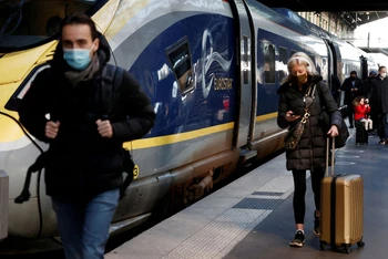 Hành khách tại một ga xe lửa ở Paris, Pháp, ngày 14/1/2022. (Ảnh: REUTERS) 