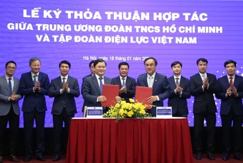 Các đồng chí: Bí thư thứ nhất Trung ương Đoàn Nguyễn Anh Tuấn và Chủ tịch Hội đồng Thành viên EVN Dương Quang Thành trao thỏa thuận hợp tác tại buổi lễ.