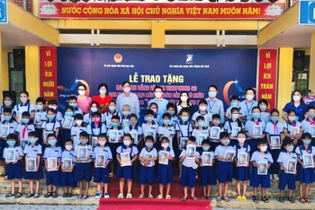 Đại diện VNPT Bạc Liêu trao tặng máy tính bảng và sim cho học sinh nghèo các xã vùng sâu huyện Vĩnh Lợi (Bạc Liêu).