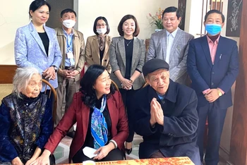 Đồng chí Bùi Thị Minh Hoài, Bí thư Trung ương Đảng, Trưởng Ban Dân vận Trung ương thăm, tặng quà Mẹ Việt Nam Anh hùng Bùi Thị Mính.