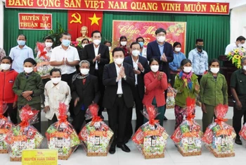 Đồng chí Nguyễn Xuân Thắng chúc Tết, tặng quà các hộ đồng bào dân tộc thiểu số Raglai tiêu biểu huyện Thuận Bắc, tỉnh Ninh Thuận.