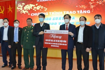 Giám đốc chi nhánh Bắc Yên Bái, Nguyễn Mạnh Hồng trao hỗ trợ 500 triệu đồng cho đại diện Mặt trận Tổ quốc Việt Nam tỉnh Yên Bái.