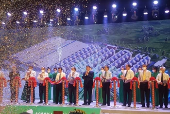 Chủ tịch nước Nguyễn Xuân Phúc dự Lễ khánh thành Nhà máy gạo xuất khẩu quy mô lớn ở An Giang.