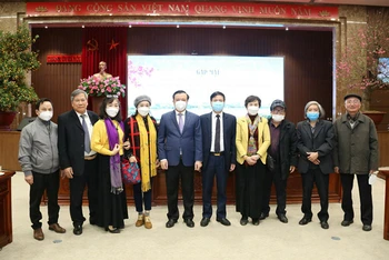 Bí thư Thành ủy Hà Nội Đinh Tiến Dũng với các đại biểu văn nghệ sĩ, trí thức Thủ đô.