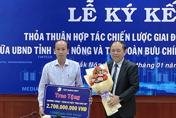 Tập đoàn Bưu chính Viễn thông Việt Nam trao tặng học sinh, sinh viên có hoàn cảnh khó khăn của tỉnh Đắk Nông 1.080 máy tính bảng, trị giá 2,7 tỷ đồng.